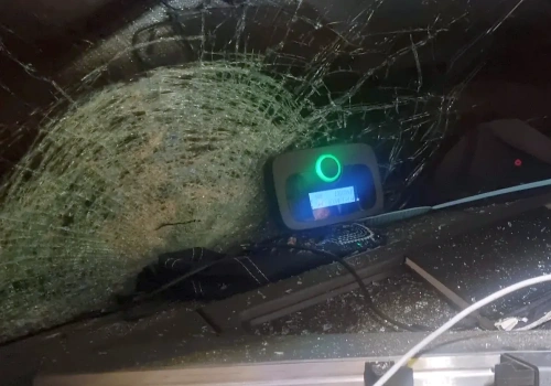 Wyrok za rzucanie kamieniami w ciężarówki: 3 dni zamknięcia i prace społeczne