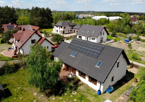 Ogniwa fotowoltaiczne degradują dwukrotnie wolniej niż szacowano. Sprytny ten Czerniak z „okresem trwałości”