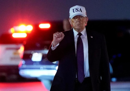 Ataki na Iran wstrzymane. Dolar i ropa słabną, indeksy odbijają, a Trump mówi o szansach na szybki koniec wojny