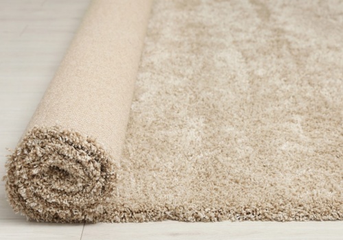 Dywan stracił puszystość? Zamiast kupować nowy, posyp go tym i odkurz