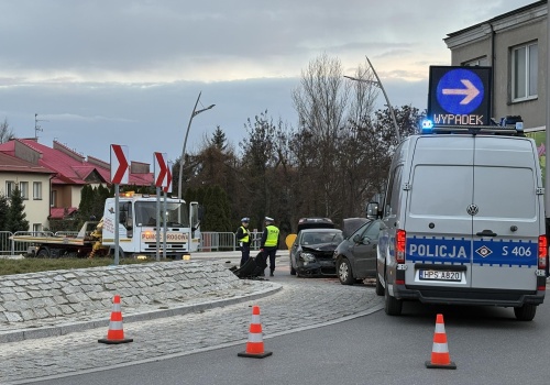 Pod prąd na rondzie. Kierowca uciekł z miejsca zdarzenia