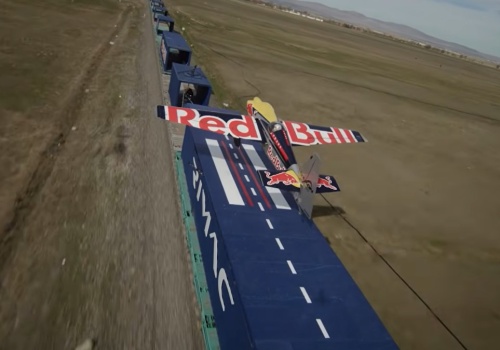 Rekordowy manewr włoskiego pilota. Costa wylądował na jadącym pociągu