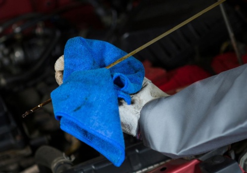 Olej zrobił się czarny i już się martwisz? Ten detal mówi, czy silnik jest zagrożony