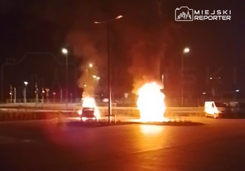 Podpalenie pojazdów na parkingu Lidla na Targówku. Spłonęła laweta i taksówka. Sprawcy uciekli
