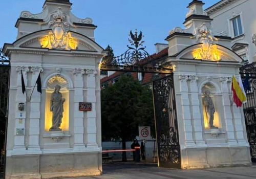 Symbol orła zniknął z Bramy Głównej UW. Wiemy, co się za tym kryje