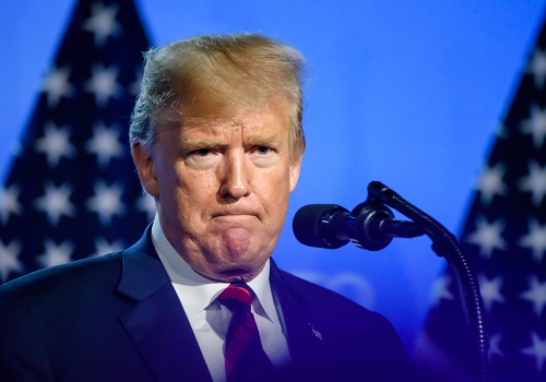 Trump odracza ataki na irańskie elektrownie, mówi o „produktywnych rozmowach” z Teheranem