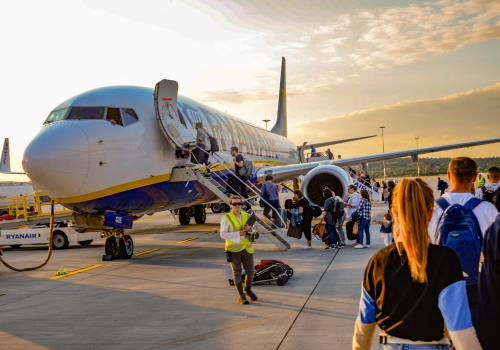 Loty podrożały, ale dobre okazje wciąż można znaleźć. 9 patentów, jak upolować teraz tani bilet na wymarzony urlop