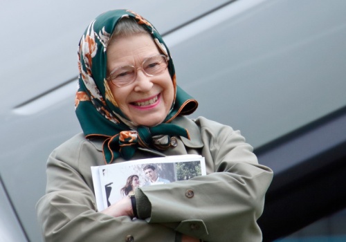 Burberry oddaje hołd królowej Elżbiecie II. Ta kolekcja to kwintesencja brytyjskości