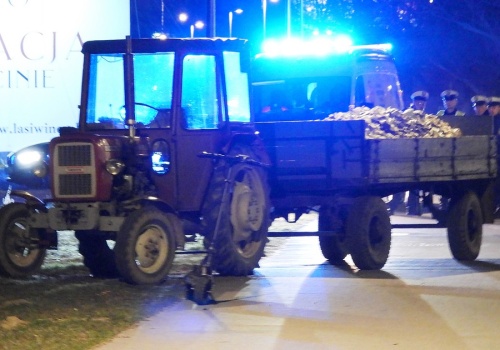 Dramat w Warszawie. Dwóch 14-latków na hulajnodze wpadło pod traktor