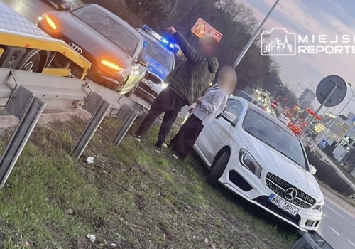 Dwie kolizje w krótkim czasie. Kierowca z dożywotnim zakazem kierowania zatrzymany przez świadków