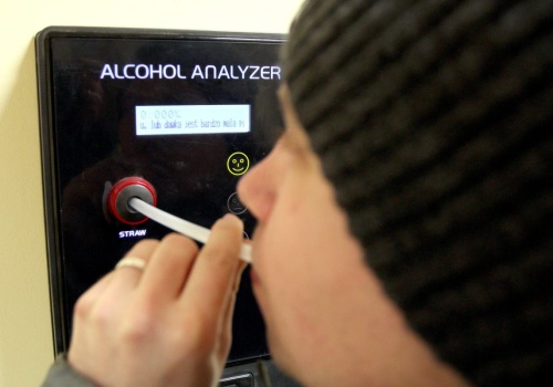 Blokada alkoholowa i kod 69. Jak działają przepisy? Kiedy kierowca z zakazem może ją zamontować?