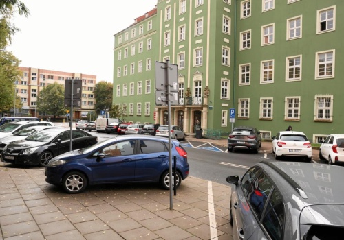 Parkowanie na chodniku? Ten szczegół decyduje, czy zapłacisz nawet 800 zł