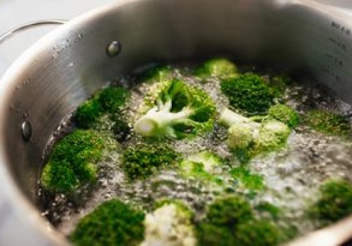 To najgorszy błąd podczas gotowania brokułów. Przez to tracą zielony kolor i stają się gorzkie