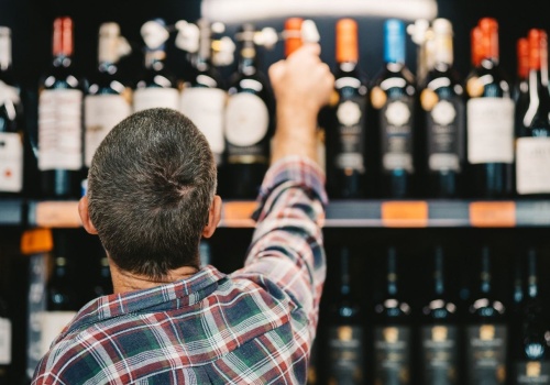 Sklepikarz znalazł lukę. Tak obchodzi zakaz sprzedaży alkoholu nocą w Warszawie