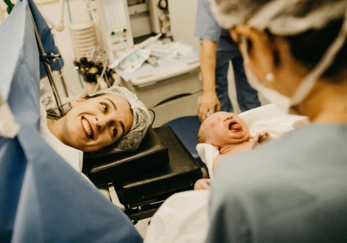 Mniej dzieci, mniej etatów – położne w cieniu demograficznego kryzysu