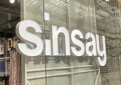 100% bawełny i ażurowe zdobienia - ta sukienka za 79,99 zł z sieciówki to hit na Wielkanoc