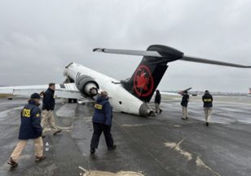 Cud na LaGuardii. Stewardesa przeżyła wyrzut z samolotu na 100 metrów