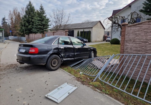 Zderzenie dwóch pojazdów na skrzyżowaniu w Lublinie. Audi przebiło ogrodzenie