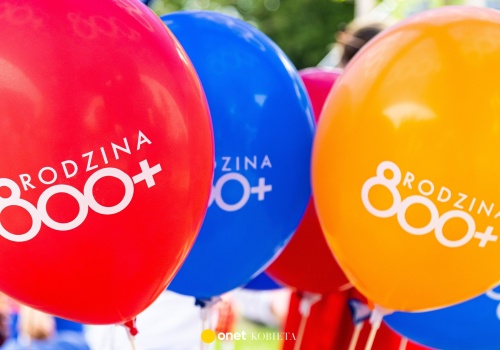 Podwójne wypłaty 800 plus w kwietniu. To nie pomyłka, ZUS tłumaczy