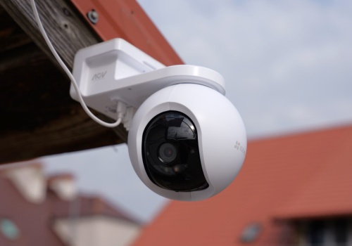 Sprawdzam kamerę EZVIZ EB8 Pro z panelem słonecznym. Maksymalna ochrona, minimum przewodów