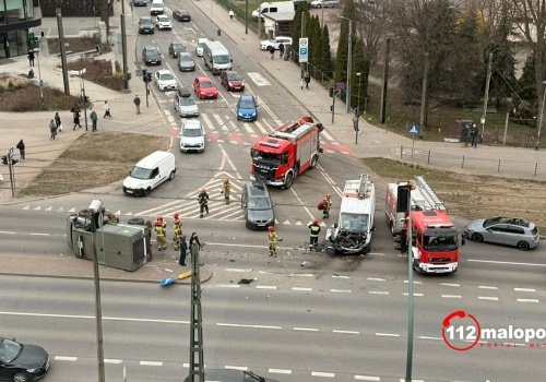 Zderzenie pojazdów w Krakowie. Pojazd saperski na boku