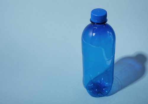 Zarabiają na tym, że nie oddajesz butelek? System kaucyjny pod ostrzałem