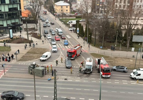 Wypadek na Wadowickiej w Krakowie. Zderzenie busa i pojazdu wojskowego, duże korki w stronę Łagiewnik