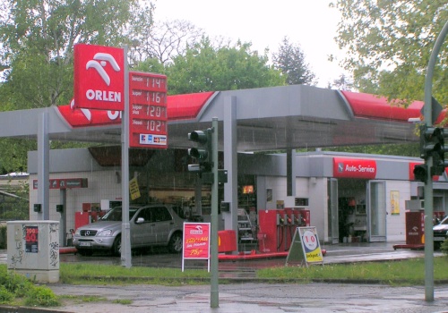 Orlen obniżył ceny paliw w hurcie. Benzyna i diesel tanieją po szokujących podwyżkach