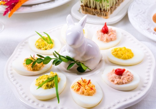 Lepsze niż z pieczarkami. 3 przepisy na pyszne i proste faszerowane jaja