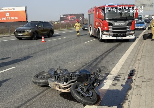 Poważny wypadek na S2. W ciężarówce wybuchła opona, która uderzyła motocyklistę powodując jego upadek