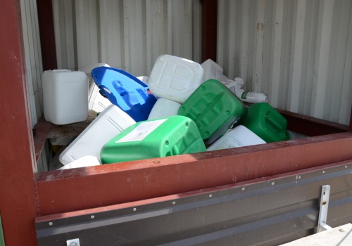 Trzy płukania i koniec? Sprawdź, jak poprawnie oddać opakowania po ŚOR