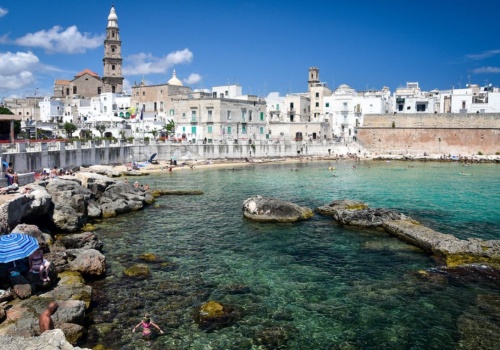 Białe uliczki i turkusowe morze. Porównują je do Santorini, ale jest haczyk