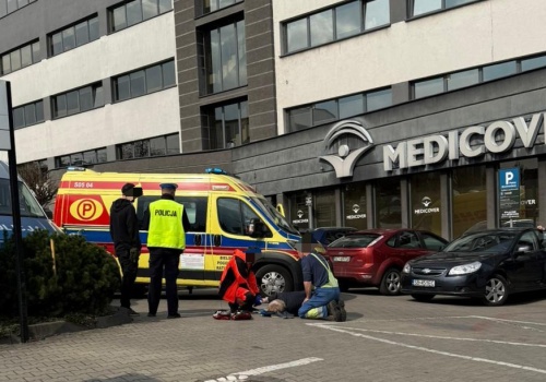 Potrącenie pieszego na ul Karpackiej. Trwa akcja ratownicza