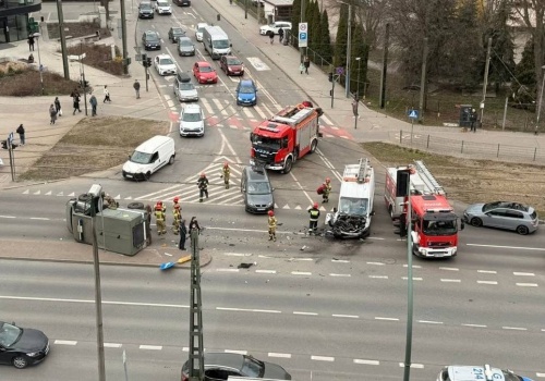 Groźne zderzenie w Krakowie z udziałem wojskowego pojazdu. Przewrócił się na bok