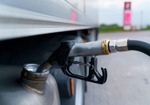 Politycy karmią nas fikcją. Za sztuczną obniżkę cen paliw i tak zapłacimy