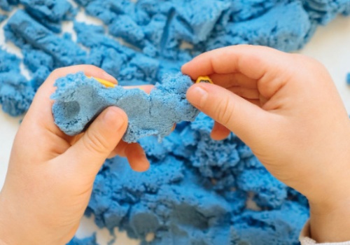 Tani piasek kinetyczny do 50 zł – co dostaniemy w tej cenie?