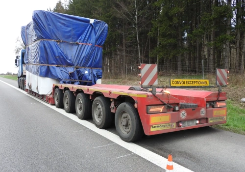 Gabaryt bez zezwolenia przed zbyt niskim wiaduktem – 9 godzin cofania z autostrady