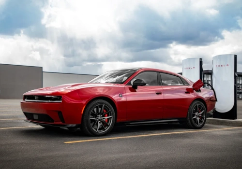 Stellantis wjeżdża do sieci. Superchargery Tesli otwarte dla kolejnego giganta