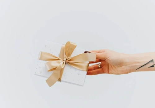 Czym się różni voucher od karty podarunkowej?