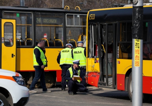 Wypadek na Rondzie Waszyngtona. Zderzenie tramwaju z autobusem