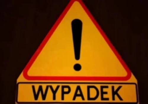 Groźne zdarzenie w środku nocy pod Ciechanowem. Młody kierowca uderzył w zaparkowany pojazd