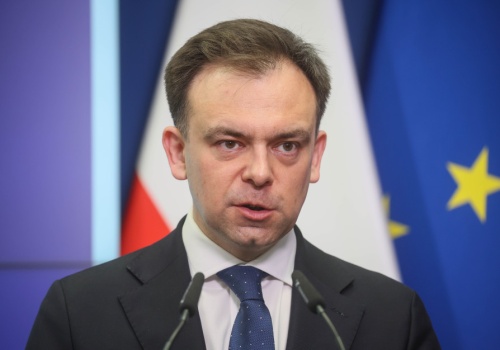 Wzrost cen paliw uderza w Polaków. Rząd rozważa obniżkę podatku VAT