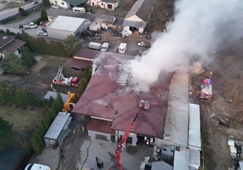 Pożar zakładu cukierniczego pod Warszawą. Z ogniem walczyło 11 zastępów straży pożarnej