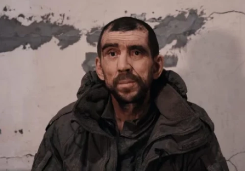 Z kicia na dwudniowe szkolenie i w objęcia „Baby Jagi”. Błyskawiczna służba wojskowa „komandosa” z Udmurcji (FILM)