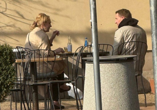 TAJEMNICZE SPOTKANIE PRZY ORANŻADZIE! Co łączy dziennikarkę Polsatu i człowieka Morawieckiego?