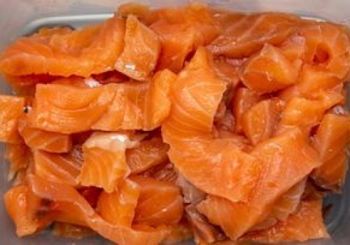 Ma smaczne i zdrowe mięso. Tylko takiego łososia szukaj w markecie