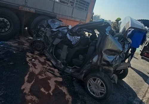 80-latek zabrał autostopowicza, chwilę później wyprzedzając ciągnik rolniczy, zderzył się czołowo z ciężarówką. Ciągnik przewrócił się na bok, dwie osoby zostały zakleszczone