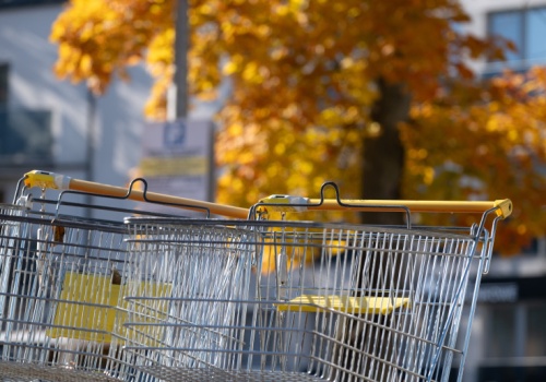 Polski rynek handlu się zmienia. Konsument premium rośnie, klasa średnia oszczędza