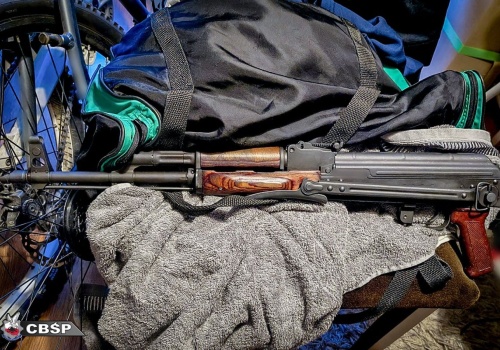 Broń z kradzieży i narkotyki w Krakowie. 39-latek z zarzutami