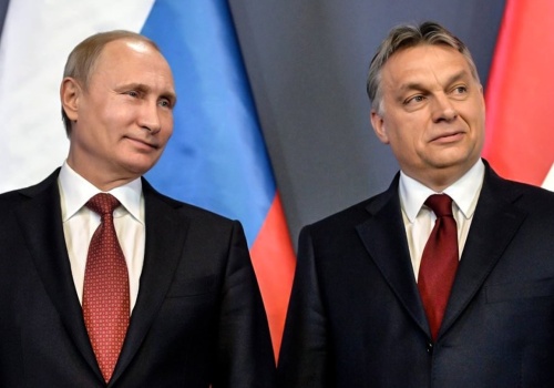 Dlaczego PiS ciągle popiera Orbána?